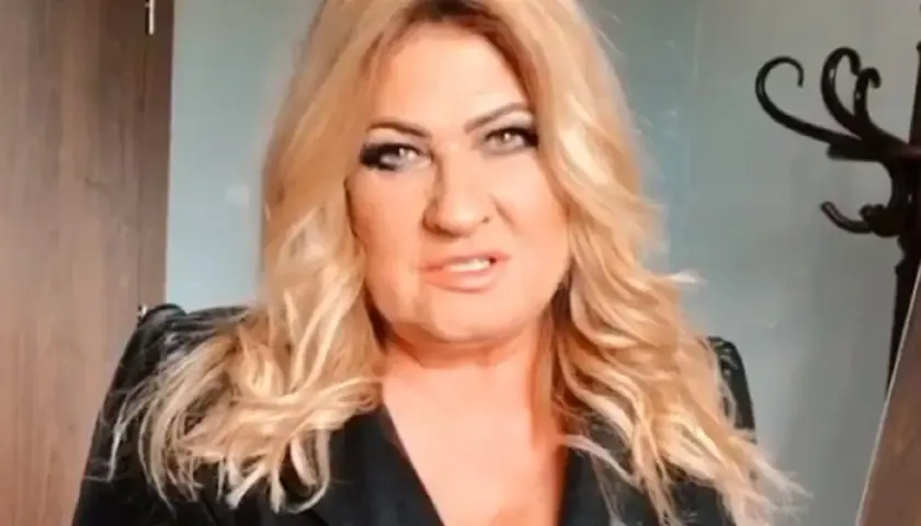 Beata Kozidrak, znana artystka, w czarnej marynarce. Jej wiek nie przeszkadza jej w emanowaniu energią.