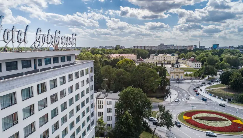 Hotel Gołębiewski Białystok, widok z lotu ptaka na nowoczesny budynek i otaczającą zieleń. Opinie o hotelu są pozytywne.