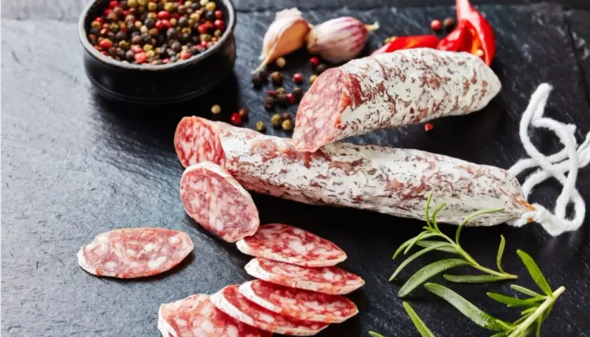 Spianata to włoska kiełbasa, którą widać na zdjęciu. Pokrojona w plastry, z pieprzem, czosnkiem i rozmarynem.