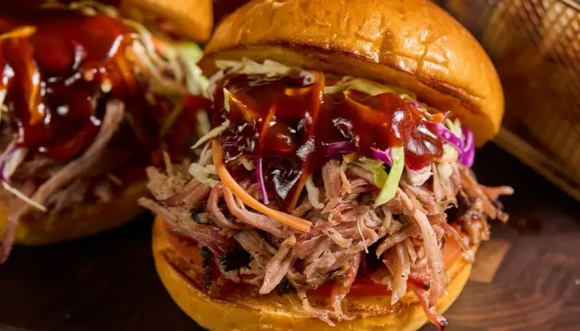 Saftig pulled pork kamado-burgare med krispig coleslaw och BBQ-sås. En riktig smakupplevelse!