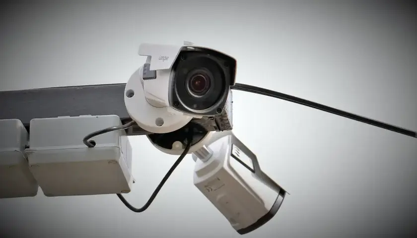 Dos cámaras de vigilancia blancas montadas en un poste. Interesado en cuanto consume una cámara de vigilancia.