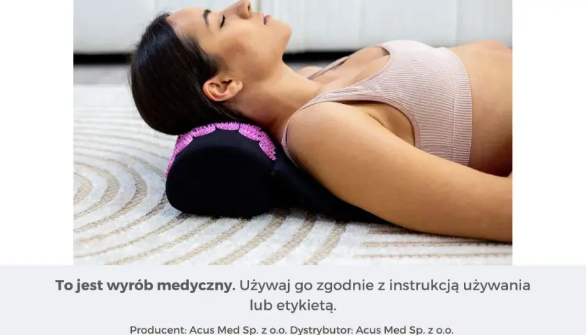 Kobieta leży na poduszce z kolcami, która stanowi domowy sposób na ból szyi i karku.