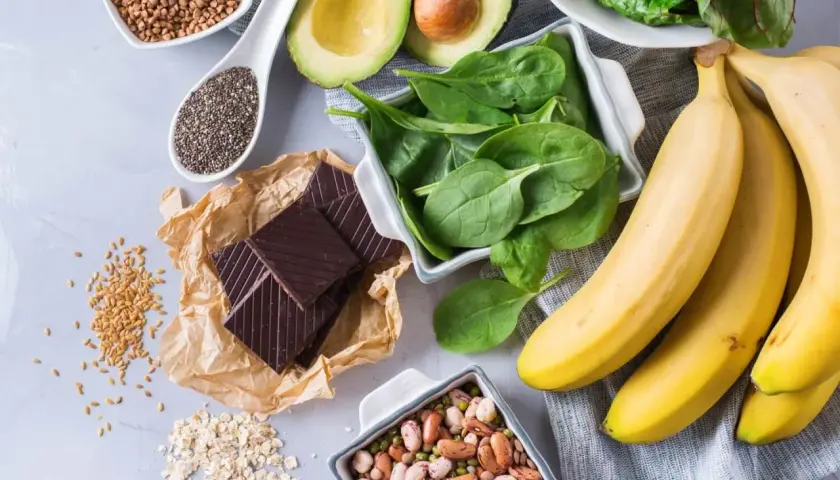 Bananen, Spinat, Avocado, Schokolade, Chiasamen und Bohnen – diese magnesiumhaltigen Lebensmittel sind eine gesunde Wahl.
