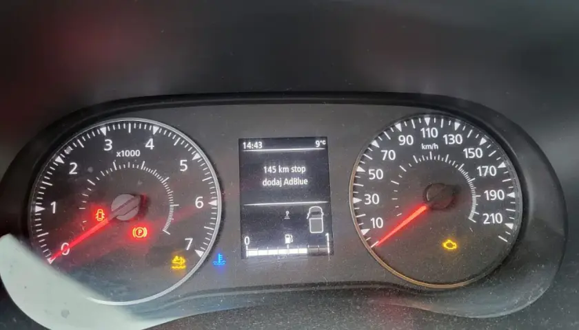 Kontrolka AdBlue w Renault Master świeci, informując o konieczności uzupełnienia płynu. Do zatrzymania pozostało 145 km.
