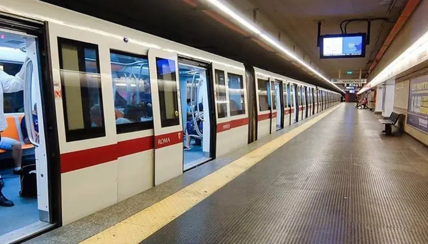 Un treno della metro di Roma attende i passeggeri un venerdì sera. Le porte sono aperte, invitando a salire per un viaggio nella capitale.