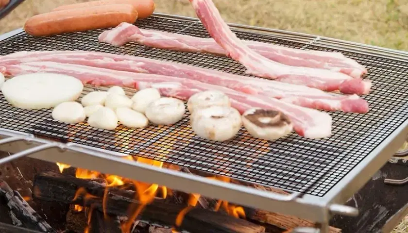Jak mata teflonowa na grilla może uprościć grillowanie i sprzątanie