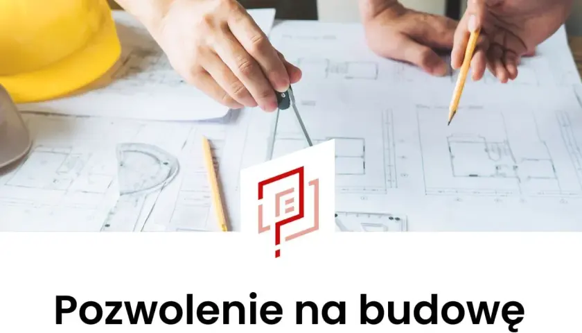 Ręce kreślące plany budowlane z cyrklem i ołówkiem, żółty kask budowlany.