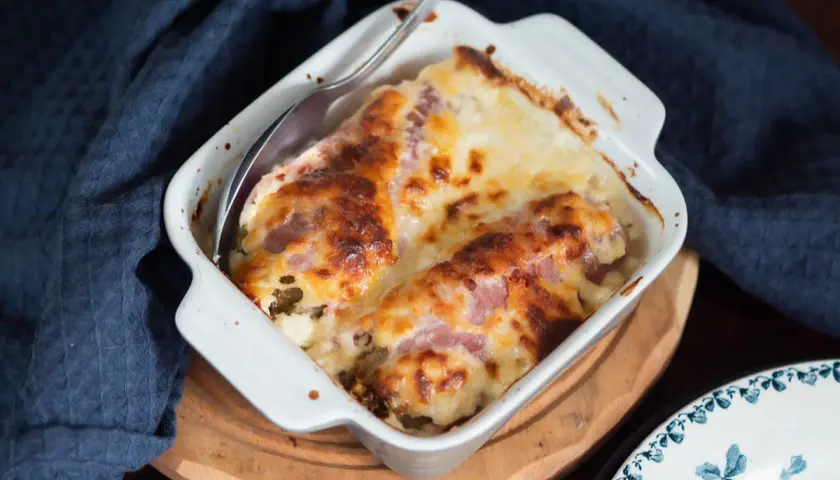 Endives au jambon gratinées, une recette sans béchamel facile et savoureuse. Un plat réconfortant prêt à être dégusté.