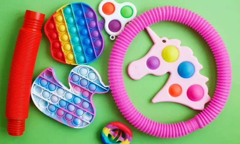 Zabawki sensoryczne: Jak stworzyć lub wybrać bezpieczny handmade?
