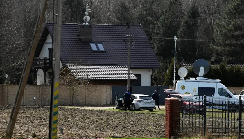 Dom z antenami satelitarnymi, biały van reporterski i samochody. Może tu mieszka żiobro, bo jest dużo sprzętu.