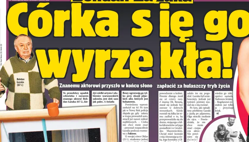Bohdan Łazuka w swetrze w kratę, z pomarańczowym kubkiem.