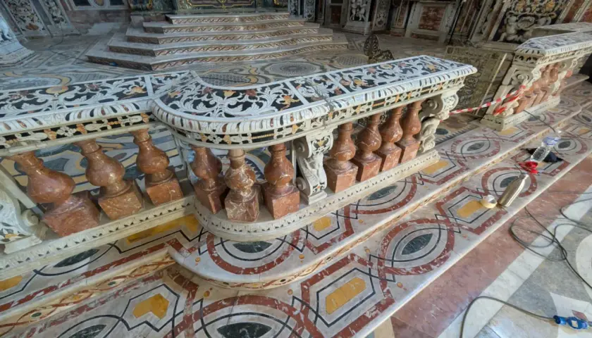 Interno di chiesa con pavimenti e balaustre decorate con vari tipi di marmi antichi, in stile barocco.