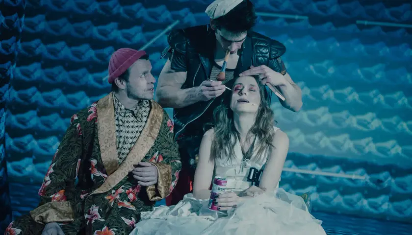 Aktorzy w teatrze przygotowują się do spektaklu. Zastanawiasz się, ile trwa spektakl w teatrze?