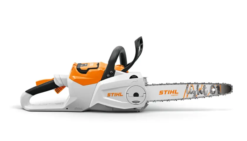 Biało-pomarańczowa piła łańcuchowa Stihl. Czy jest lepsza od Husqvarna? Ta piła wygląda na lekką i poręczną.