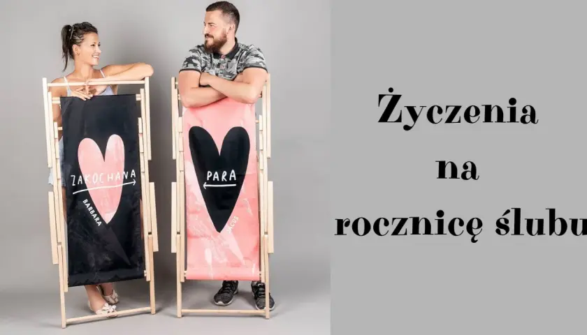 Para zakochanych na tle leżaków z sercami. Idealne życzenia na 1 rocznicę ślubu dla Barbary i Jacusa.