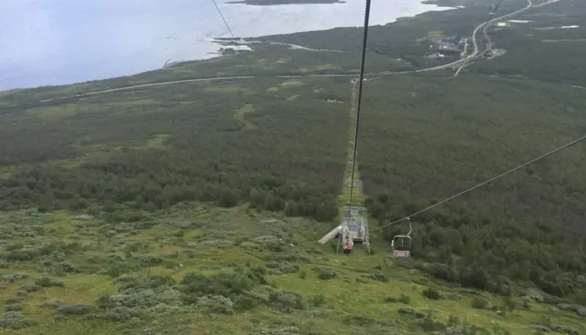 Vy från linbanan över Abiskos fjällandskap. Perfekt för en vandring i Abisko 3 dagar med fantastisk utsikt över sjö och skog.
