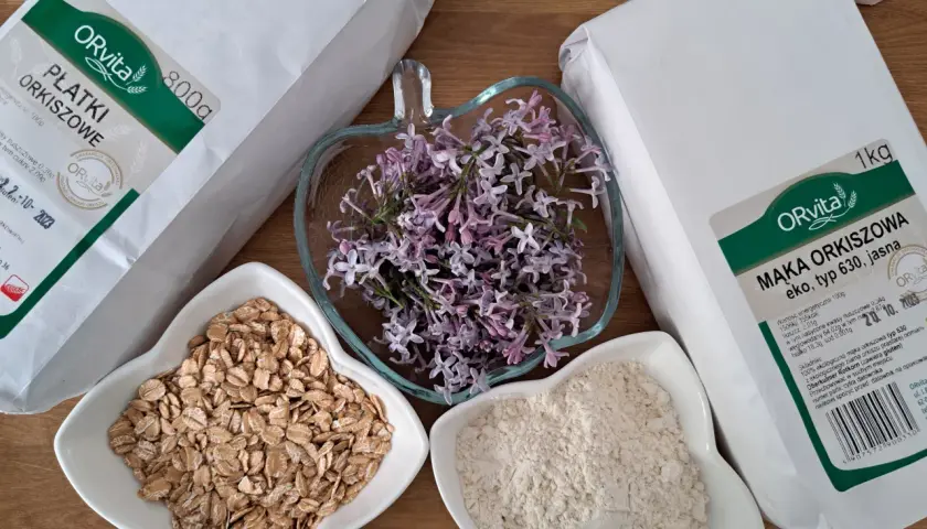 Mąka orkiszowa, płatki orkiszowe i kwiaty bzu. Czy mąka orkiszowa ma gluten? Tak, orkisz zawiera gluten.