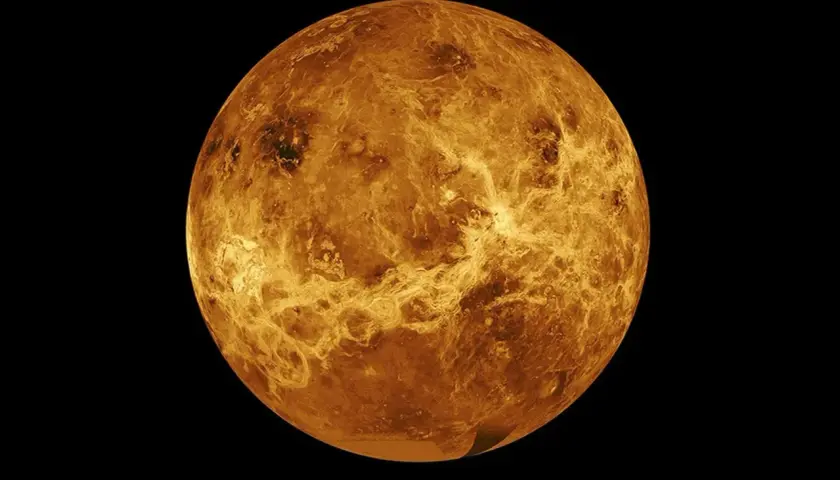 Pomarańczowa Wenus, planeta bez księżyców, w kosmicznej czerni.