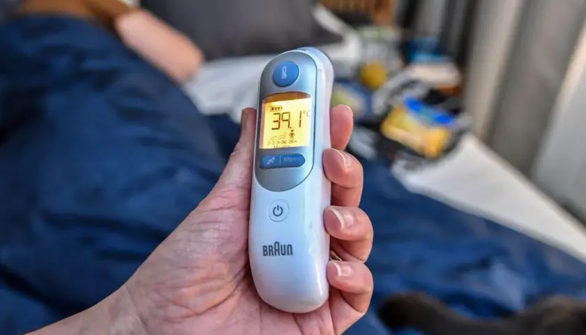 Digital termometer visar 39.1°C. Ett barn med 40 graders feber utan andra symtom kan vara oroligt.