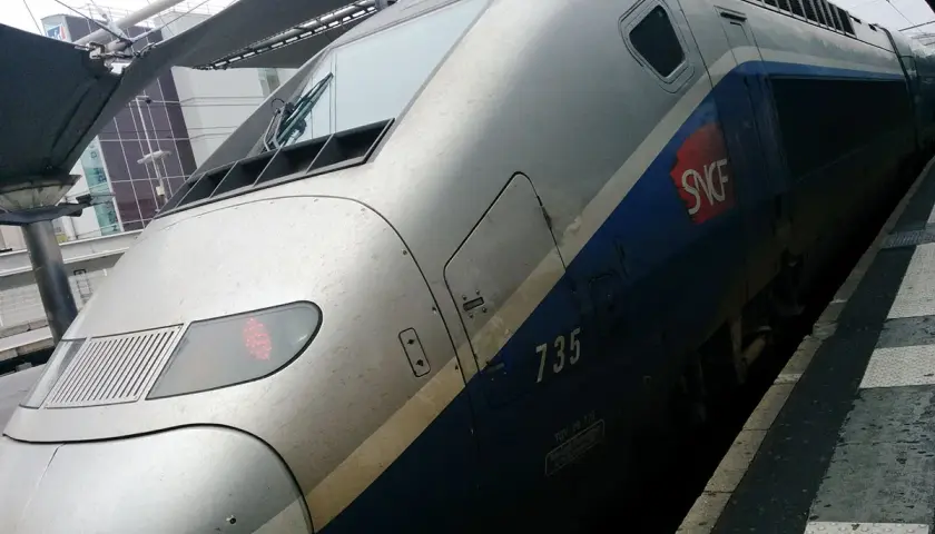 Tren TGV de la SNCF listo para salir hacia París. Su diseño aerodinámico y el número 735 en su costado anuncian un viaje rápido.