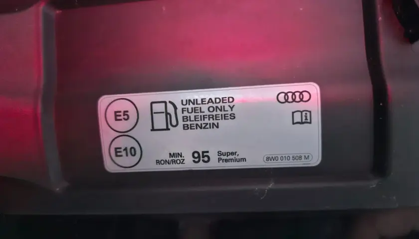 Naklejka informuje o paliwie do silnika 1.8 TFSI: E5, E10, min. 95 oktanów.