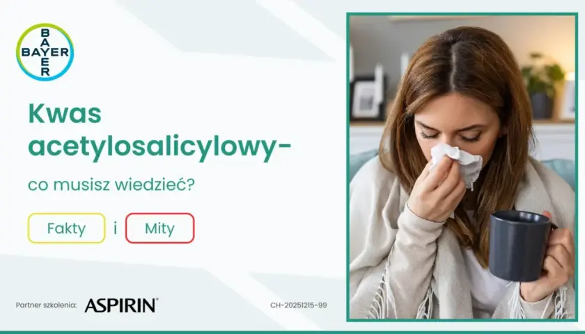 Kobieta z kubkiem w dłoni wydmuchuje nos w chusteczkę.