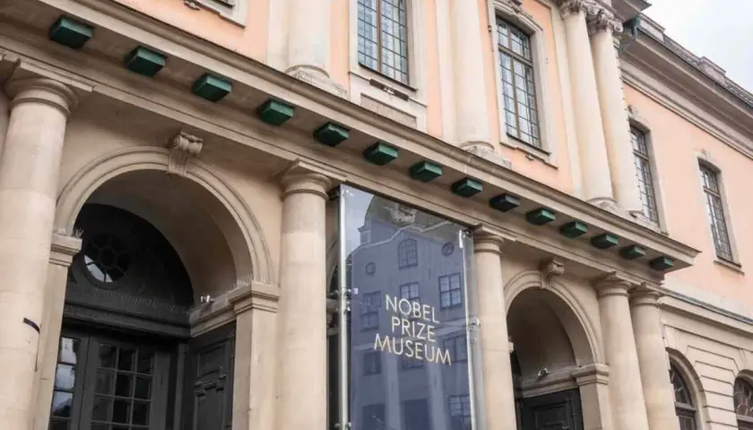 Fasad med pelare och valv leder till Nobel Prize Museum.