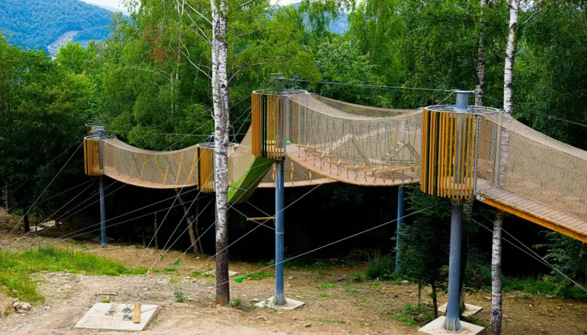 Sieć kładki w solina park rozrywki, zawieszona między drzewami, zaprasza do przygody w koronach drzew.
