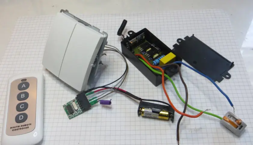 Pilot do lampy sufitowej nie działa. Rozłożony moduł sterowania z pilotem, baterią i elementami elektrycznymi.