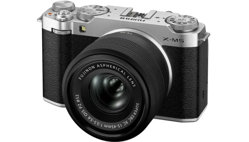 Srebrny aparat Fujifilm X-M5 z obiektywem Fujinon. Ten aparat Fujifilm pełna klatka jest gotowy do uchwycenia Twoich najlepszych ujęć.