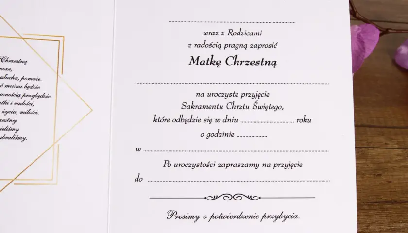 Eleganckie zaproszenie na chrzest z ozdobnym złotym wzorem i tekstem.