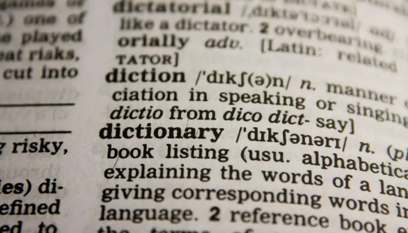 Słownikowe hasło "dictionary" z definicją. To świetne narzędzie do nauki języków obcych, które pomaga zrozumieć znaczenie słów.