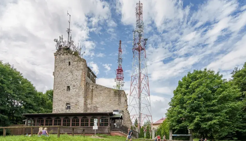 Kamienna wieża i dwie wysokie wieże telekomunikacyjne na szczycie Chełmiec.