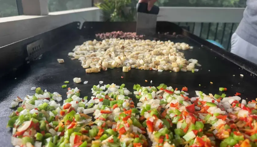 Patatas baby dorándose en la plancha junto a pimientos picados. ¡Un desayuno perfecto!