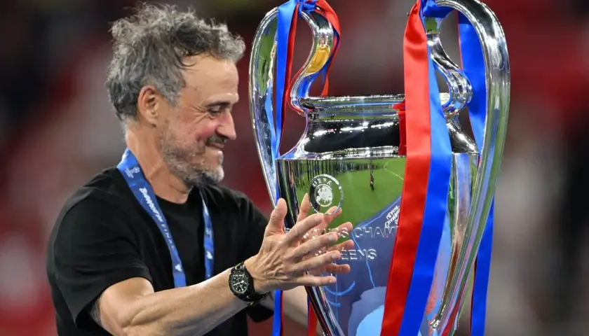 Luis Enrique z pucharem Ligi Mistrzów. Trener, który prowadzone drużyny do zwycięstwa, cieszy się z trofeum.
