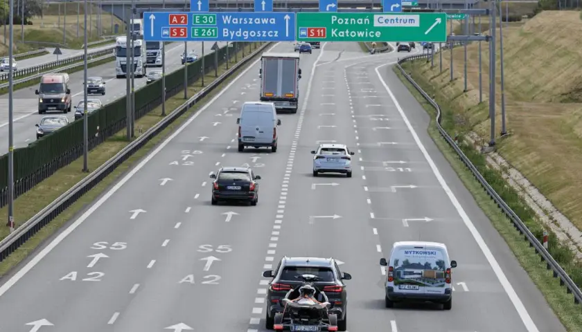 Autostrada w Polsce. Znak informuje, ile można jechać na autostradzie w Polsce, kierując do Poznania, Katowic, Warszawy i Bydgoszczy.