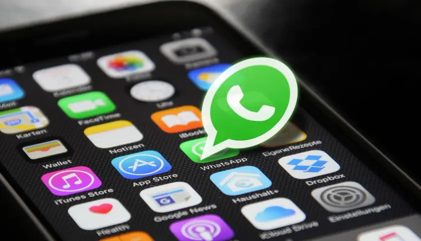 Ikona WhatsApp na ekranie smartfona. Dowiedz się, jak dzwonić przez internet, korzystając z tej popularnej aplikacji.