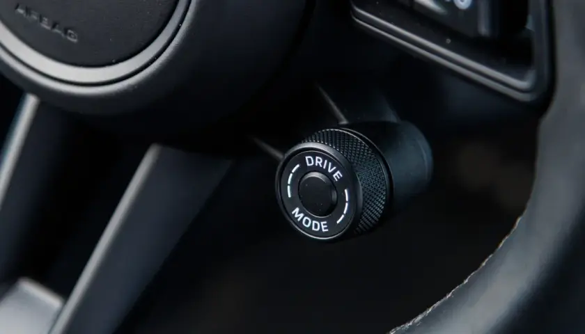 Pokrętło wyboru trybu jazdy "DRIVE MODE" na kierownicy samochodu.