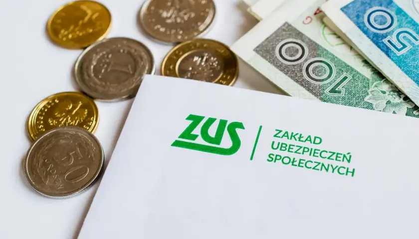 Monety i banknoty obok dokumentu ZUS. Zastanawiasz się, ile można dorobić na rencie?