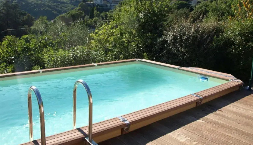 Ein idyllischer **Garten mit Pool** lädt zum Entspannen ein. Umgeben von üppigem Grün und mit Blick auf sanfte Hügel, bietet dieser Ort pure Erfrischung.
