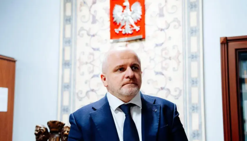 Paweł Kowal w garniturze, na tle godła Polski. To obraz z prawdziwej historii listu Pawła Kowala do działaczy o "odnowie" struktur partii.
