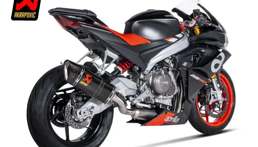 Aprilia RS 660 con escape Akrapovič, lista para el escape de la rutina.