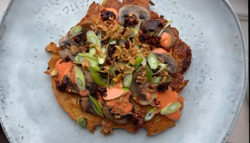 En läcker okonomiyaki med svamp, salladslök och en krämig sås. Ett spännande okonomiyaki recept!
