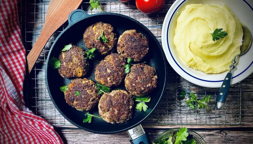 Herzhafte Frikadellen, frisch gebraten, serviert mit cremigem Kartoffelpüree. Ein klassisches Frikadellen Rezept für Genießer.