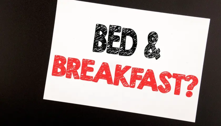 Napis "BED & BREAKFAST?" na białej kartce. Czy to oferta full board plus, czy tylko nocleg ze śniadaniem?