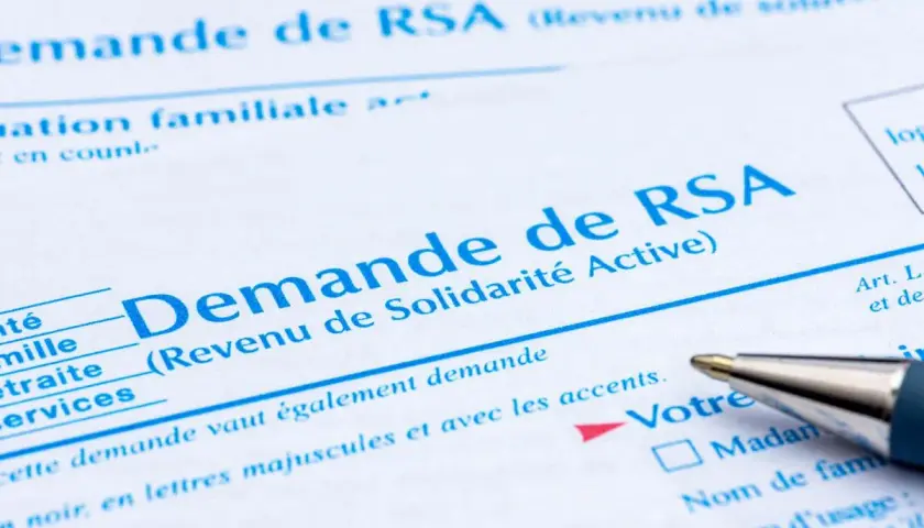 Formulaire de demande de RSA (Revenu de Solidarité Active). Un stylo est prêt à remplir le montant net.
