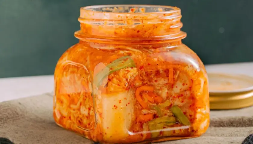 Słoik domowego kimchi, gotowy do fermentacji. Idealny przepis na kimchi po polsku.