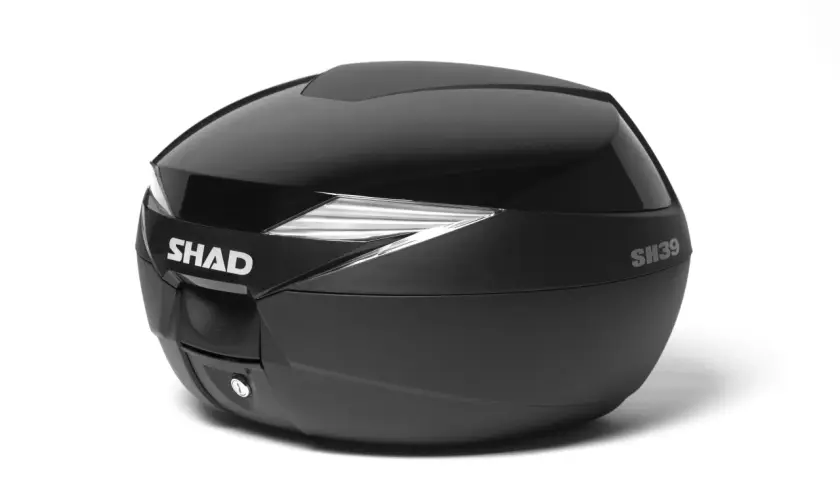 Baúl SHAD SH39 negro brillante, con logo plateado y detalles reflectantes. Ideal para llevar tus pertenencias en moto.