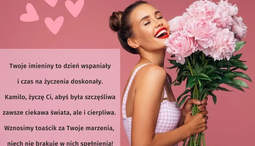 Uśmiechnięta kobieta z bukietem różowych piwonii na tle różowych serc.