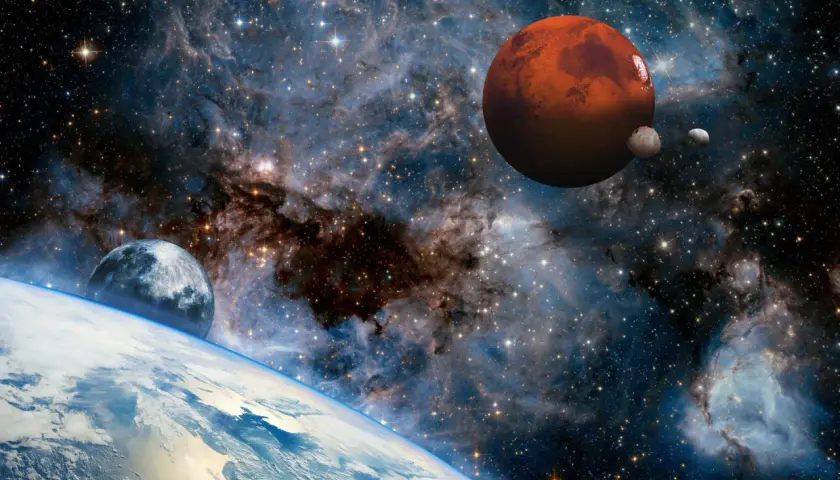 Czerwona planeta Mars w otoczeniu gwiazd i mgławic, z Ziemią i Księżycem w tle.